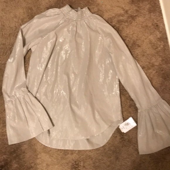 belle sky Tops - Cute bell sleeve shirt !!!